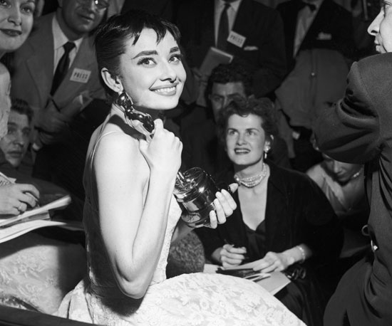 Audrey-Hepburn-clutched-her-best-actress-statue-her-work-Roman