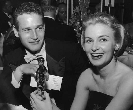 Joanne-Woodward-showed-off-her-Oscar-statue-husband-Paul-Newman